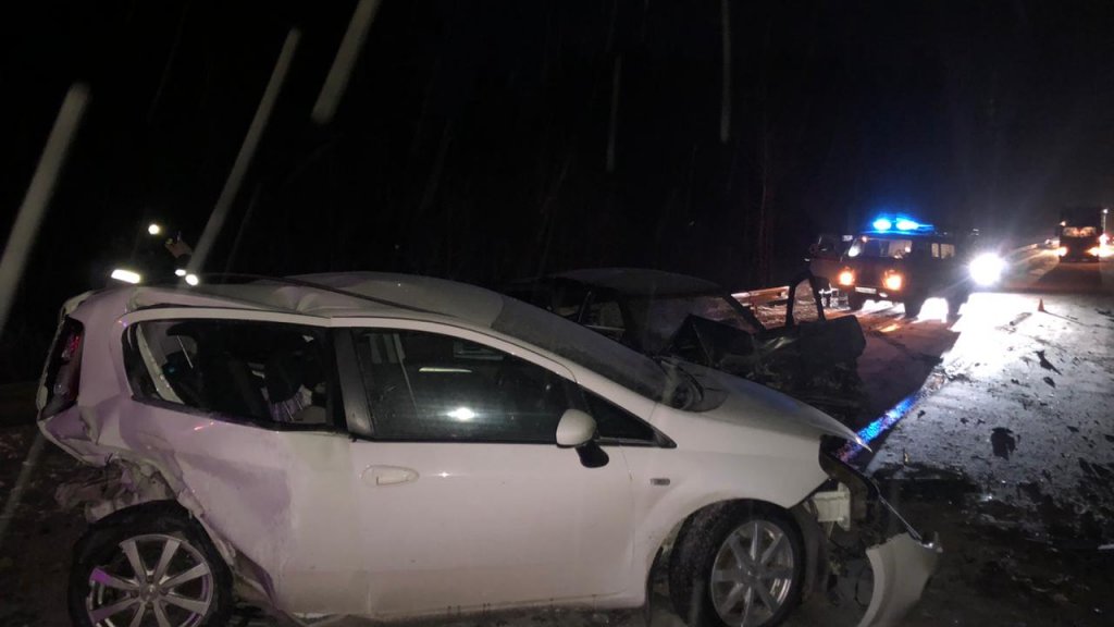 Пять автомобилей столкнулись на южноуральской трассе. Пять человек пострадали, один погиб