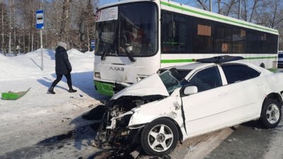 В Новосибирске легковушка врезалась в пассажирский автобус