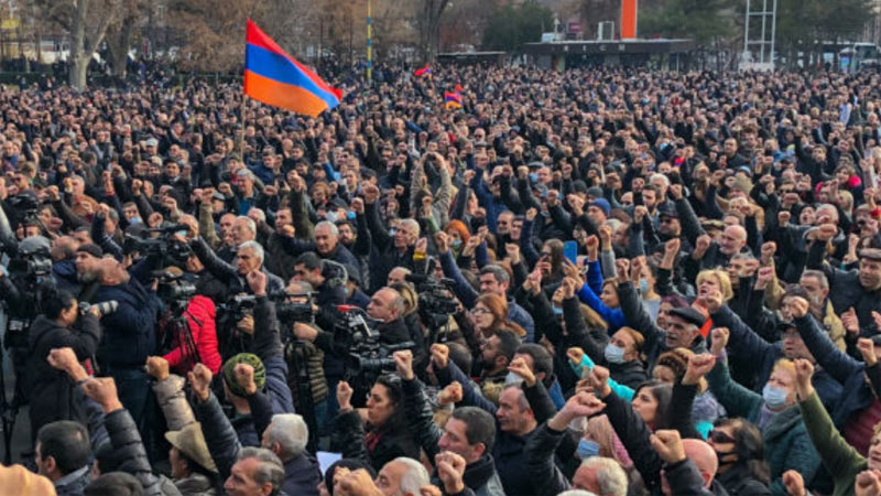 Противостояние в Ереване накаляется: офицеры полиции поддержали требование армии об отставке Пашиняна