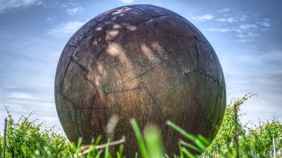 На Багамских островах нашли металлический шар с надписями на русском языке