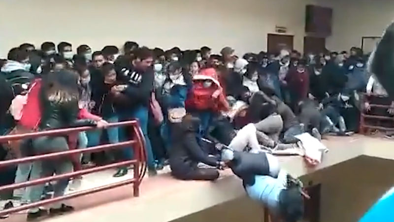 В Боливии семь студентов погибли во время давки