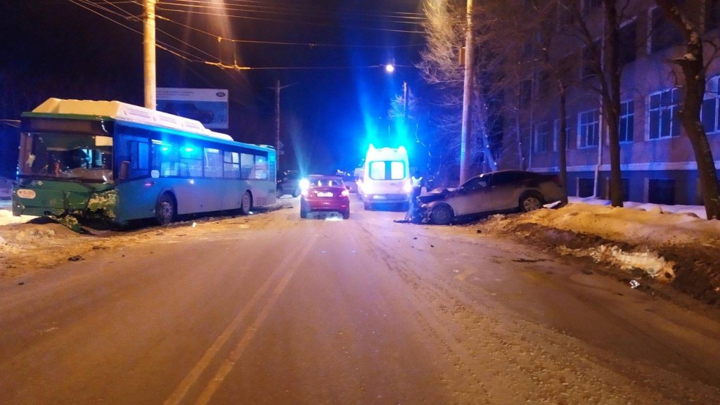 В Челябинске автоледи врезалась в автобус. Пострадал младенец