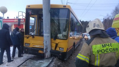 Автобус влетел в столб в Ижевске, много пострадавших