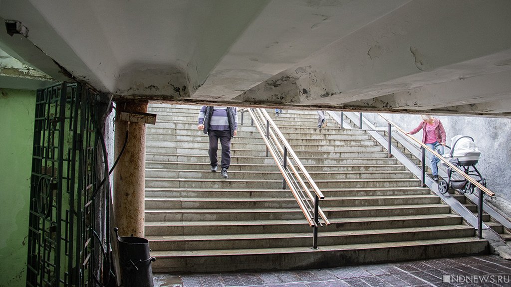 В центре Челябинска в подземном переходе рухнула мраморная облицовка