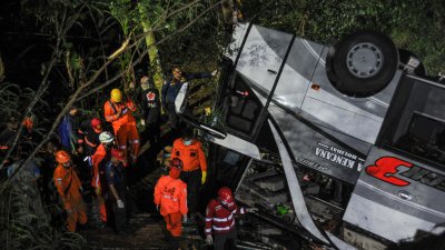 В Индонезии школьный автобус с 62 пассажирами рухнул в пропасть
