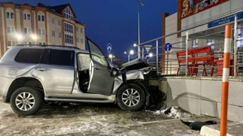 Уходя от погони, джип врезался в торговый центр в Великом Новгороде: трое погибших