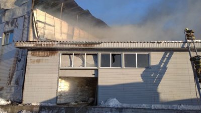 В Серове горит здание хлебозавода