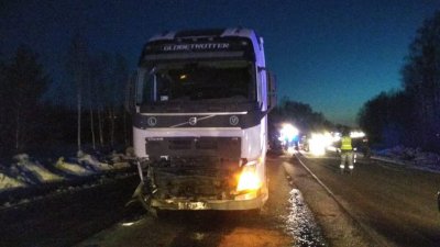 В страшном столкновении с грузовиком на трассе Екатеринбург – Тюмень погибли трое взрослых и два ребенка (ФОТО)