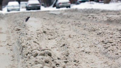 Жители «забытого» поселка наградили челябинских чиновников лопатами для уборки снега