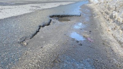 В Челябинске начала разваливаться дорога, отремонтированная в прошлом году