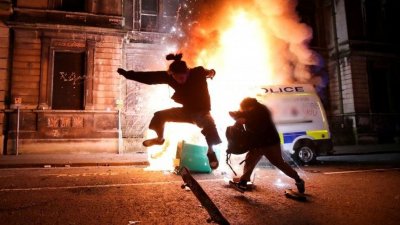 В Великобритании протестующие напали на полицейский участок