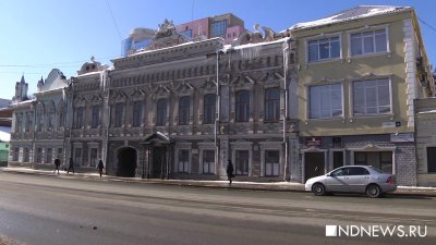 В центре Екатеринбурга рядом с крышей районной администрации выросли огромные сосульки (ВИДЕО)