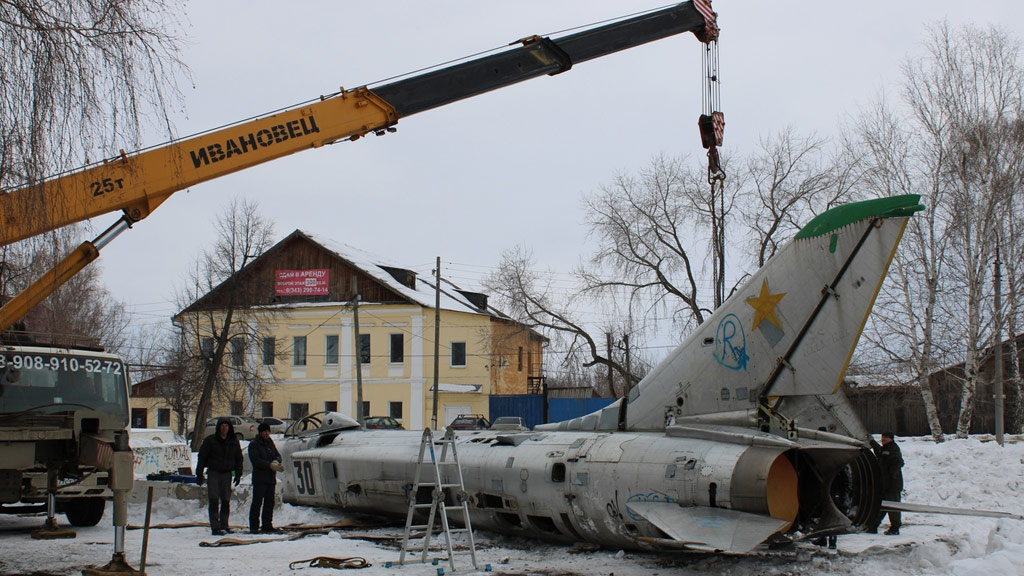 В Невьянск вернулся самолёт-памятник, незаконно переданный музею в Верхней Пышме (ФОТО)