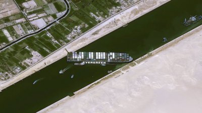Ущерб от севшего на мель в Суэцком канале судна возрос до 10 млрд долларов