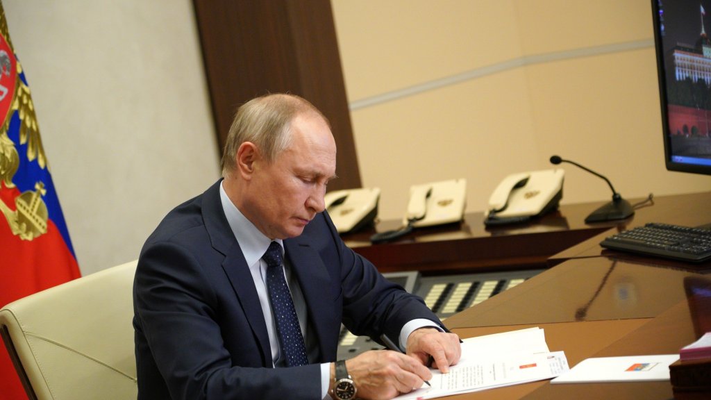 Путин запретил поставлять российскую нефть покупателям, соблюдающим потолок цен