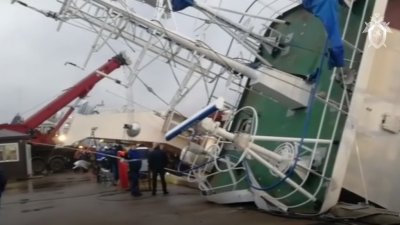 На заводе в Ленинградской области опрокинулось судно