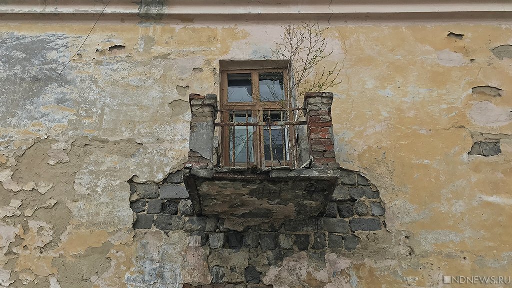 В Самарской области обрушился балкон вместе со стоявшей на нем женщиной