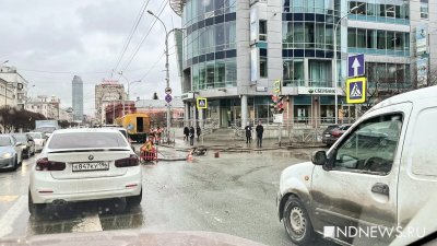 Водоканал перекрыл движение по центральной улице Екатеринбурга (ФОТО)
