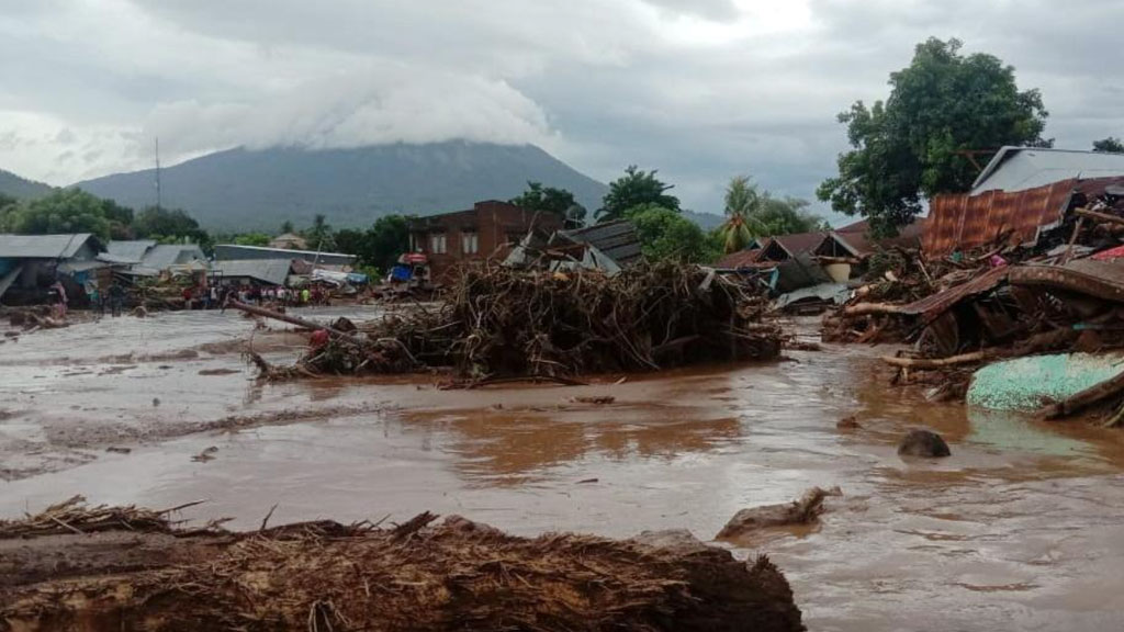 Более 70 человек стали жертвами наводнения в Индонезии и Восточном Тиморе