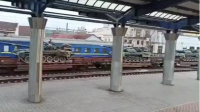 Украина гонит на Донбасс новые эшелоны с танками