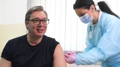 Президент Сербии сделал повторную прививку от коронавируса