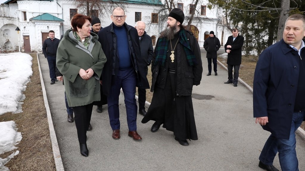 Сенаторы РФ посетили Далматовский монастырь и шадринскую набережную