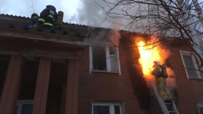 В Лянторе пожарные спасли из огня пять человек