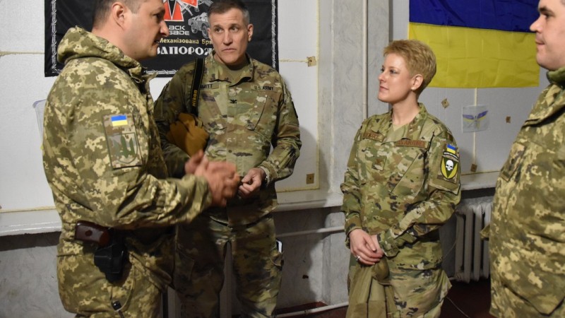 Американский военный атташе нацепила в Донбассе украинский шеврон с черепом и националистическим лозунгом