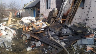 При тушении пожара в строящемся доме погиб пожарный (ФОТО)