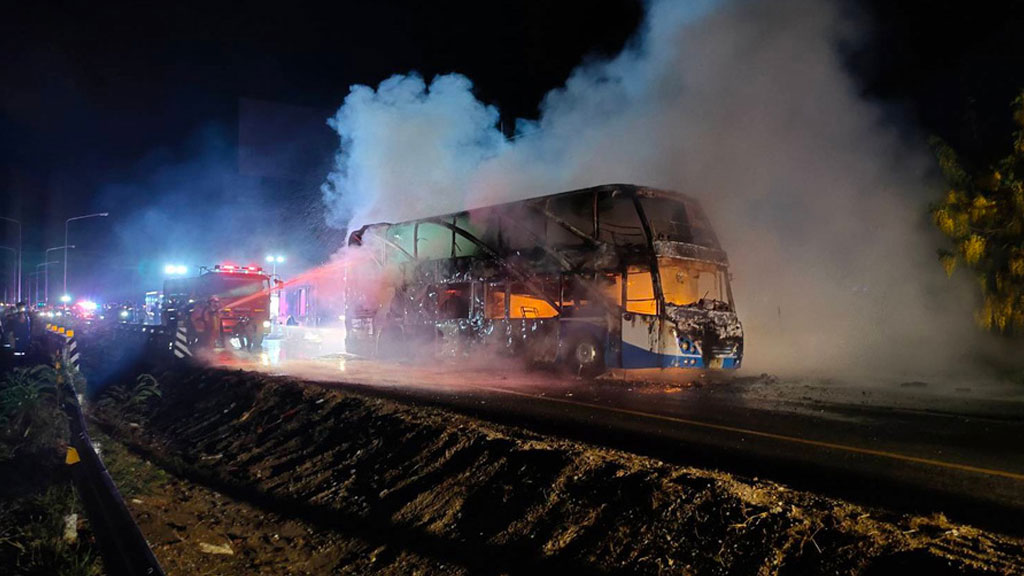 В Таиланде пять человек погибли в загоревшемся двухэтажном автобусе