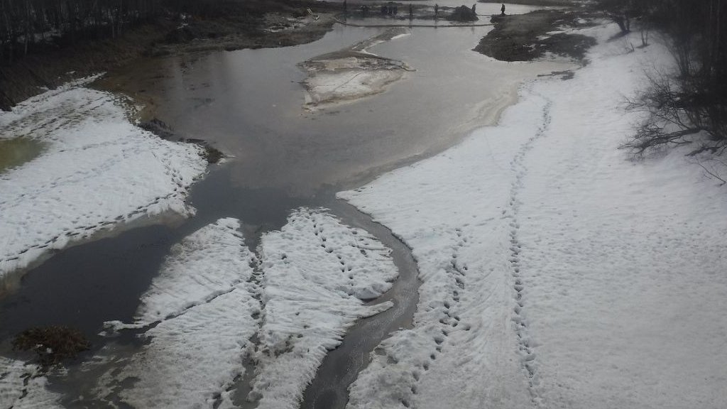 «ЛУКОИЛ-Западная Сибирь» подозревают в попытке скрыть загрязнение нефтепродуктами реки в Сургутском районе