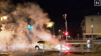 В Екатеринбурге такси провалилось под асфальт из-за коммунальной аварии (ФОТО)