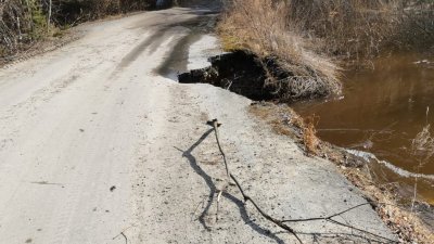 В уральском поселке паводок может смыть эвакуационную дорогу (ФОТО)