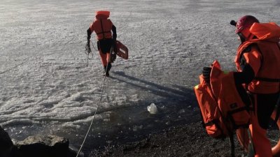 В Нижнем Тагиле спасатели вытащили двух рыбаков с тонкого льда (ФОТО)