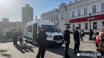 В центр Екатеринбурга стягиваются полицейские и спецтехника, пригнали водомет (ФОТО)
