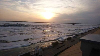 Ледовые глыбы сломали ограждение на набережной Хабаровска (ВИДЕО)