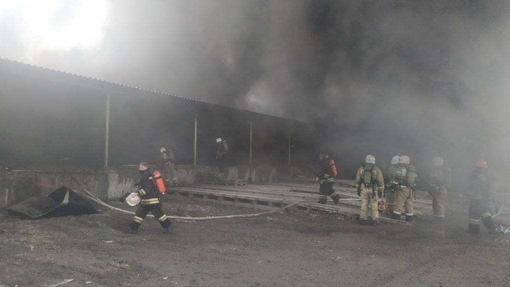 Крупный пожар на территории Уралмашзавода – горят склады
