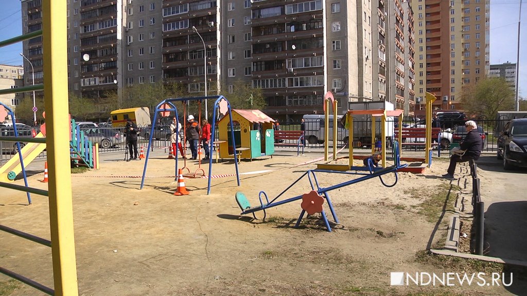 В Екатеринбурге десятки детских площадок оказались в опасных зонах – качели и песочницы стоят на трубах, которые могут рвануть (ФОТО, ВИДЕО)