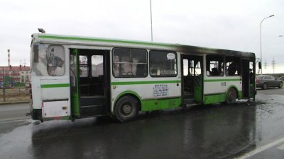 На Ямале загорелся автобус, перевозивший людей. Началась проверка
