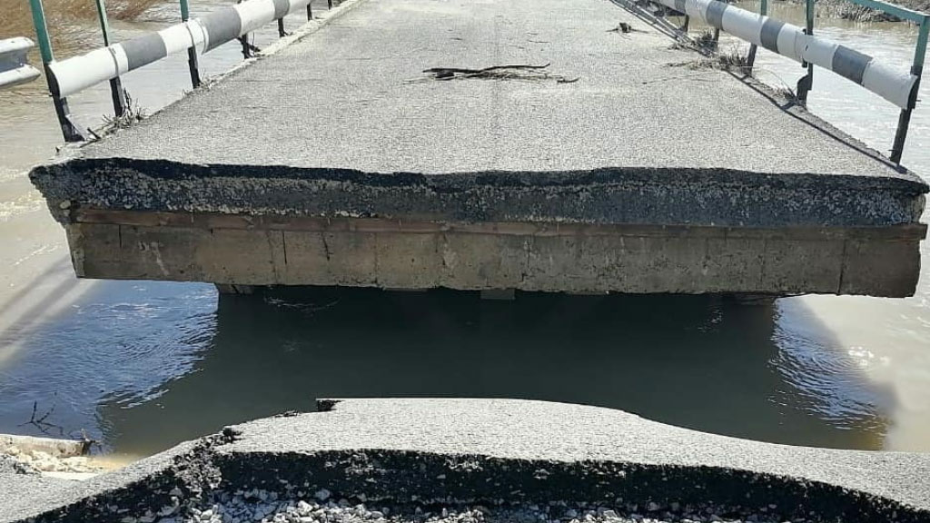 Под Волгоградом паводком снесло автомобильный мост