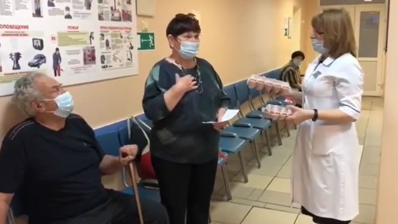 Пенсионерам в Хабаровске дарят яйца за вакцинацию. «Позор и унижение!» – отреагировали соцсети