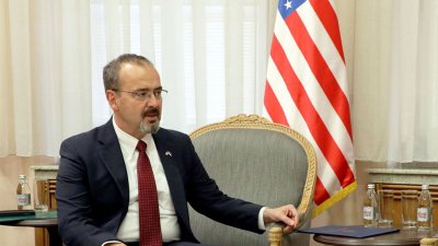 «Забросаете меня тухлыми яйцами…» Посол США в Сербии назвал Николу Теслу американцем
