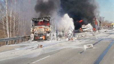 В ГИБДД рассказали, из-за чего загорелись три фуры после ДТП на Тюменском тракте (ФОТО, ВИДЕО)