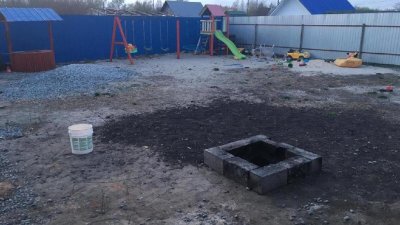 В Тюменской области двухлетняя девочка упала в горящую яму