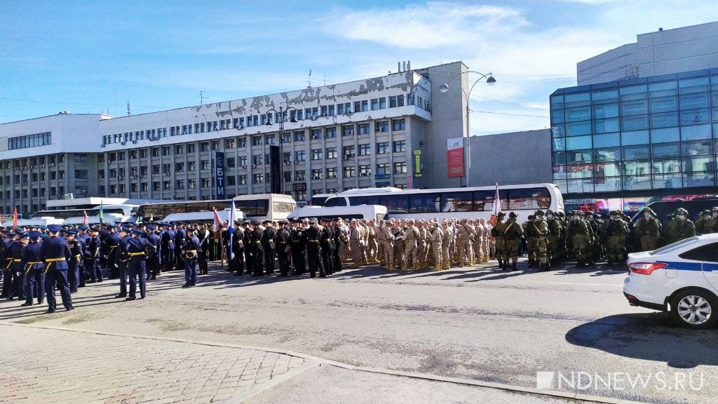 Центр Екатеринбурга перекрыли из-за репетиции парада: копятся пробки (ФОТО)