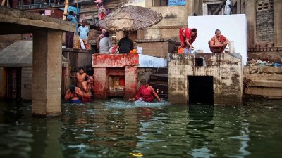 Жители Индии выбрасывают тела умерших от коронавируса в Ганг
