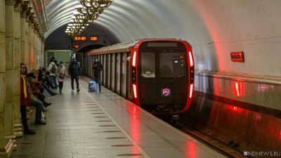 Неадекватный пассажир московского метро поливал из пожарного гидранта платформу и поезд
