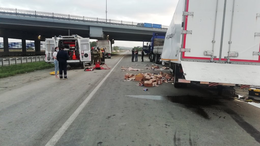 На ЕКАДе столкнулись два грузовика, погиб человек (ФОТО)