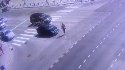 В центре Екатеринбурга мужчина на электросамокате влетел под машину (ВИДЕО)