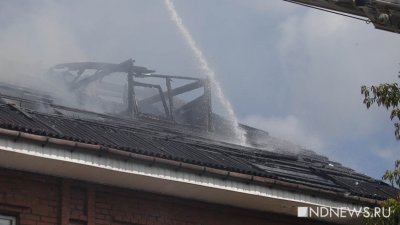 В Екатеринбурге горит крыша заброшенного дома